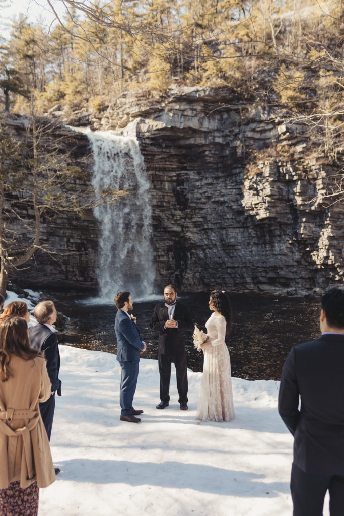 La ceremonia de celebración del amor de John y Nayeli